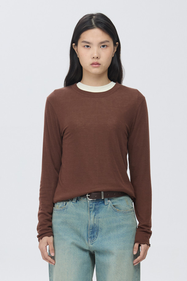 [epigram여성] 울 혼방 레이어드 라운드 티셔츠는 간절기에 적합한 여성 티셔츠입니다. 브라운 컬러의 울 혼방 소재로 제작되어 부드러운 촉감을 자랑하며, 슬림핏 디자인으로 여성스러운 실루엣을 연출합니다. 웨이브 패턴과 긴 소매, 레이어드 스타일이 특징이며, 단독 착용 또는 이너로 활용 가능합니다. 라운드넥으로 편안함을 더했으며, 데이트룩, 카페룩, 클래식, 미니멀, 캐주얼 등 다양한 스타일 연출에 용이합니다. 특히 신축성이 있어 활동성을 높여 줍니다.
