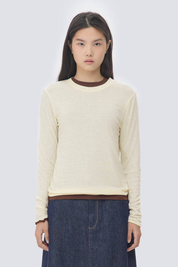 [epigram 여성] 울혼방 레이어드 라운드 티셔츠는 간절기에 적합한 베이직 스타일의 여성 티셔츠입니다. 아이보리 색상의 슬림핏으로, 부드러운 울 혼방 소재로 제작되어 편안한 착용감을 선사합니다. 레이어드 스타일로 디자인되어 단독 착용은 물론, 다양한 스타일링에 활용하기 좋습니다. 라운드넥과 긴 소매, 그리고 매단과 뒷 중심 웨이브 디테일이 특징이며, 데이트룩과 카페룩에 잘 어울립니다. 이너로 활용하기에도 적합합니다.
