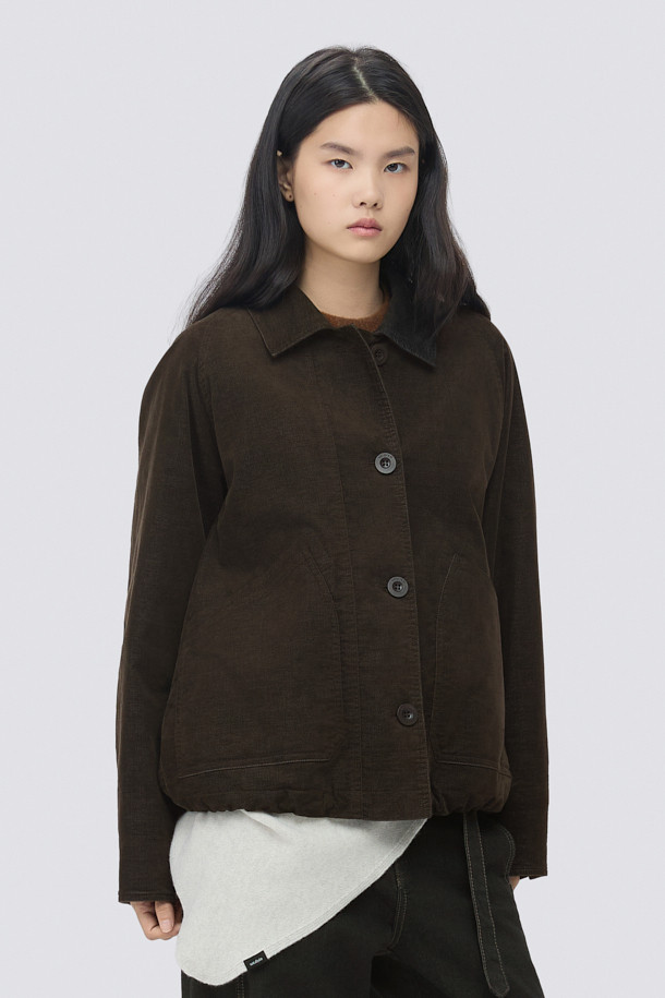 [epigram 여성] 카라넥 패디드 점퍼는 간절기와 초겨울에 착용하기 좋은 여성용 점퍼입니다. 브라운 컬러의 무지 디자인으로 클래식, 매니시, 캐주얼 등 다양한 스타일을 연출할 수 있습니다. 부드러운 촉감의 폴리에스테르 소재에 촘촘한 퀼팅 구조와 라글란 소매, 스트링 밑단 디테일이 돋보입니다. 오픈 포켓과 카라넥 디자인, 리사이클 충전재 Comfortemp®를 사용하여 보온성을 높였습니다. 겨울 데일리룩, 모임룩, 출근룩 등 폭넓은 TPO에 활용하기 좋은 레귤러핏의 두꺼운 점퍼입니다.
