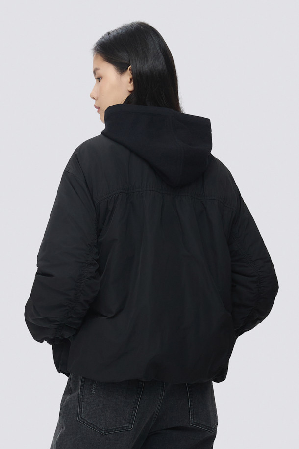 [epigram(에피그램) 여성] 패디드 셔링 점퍼는 간절기와 초겨울, 겨울 데일리룩에 어울리는 여성스러운 스타일의 아우터입니다. 부드러운 메모리 폴리 소재로 제작되었으며, 엉덩이를 덮는 기장에 레귤러핏으로 편안하게 착용 가능합니다. 블랙 색상의 무지 디자인으로 미니멀, 클래식, 캐주얼 등 다양한 스타일을 연출할 수 있습니다. 벌룬 소매와 셔링 디테일, 퀼팅, 리브드 밴딩 디자인이 돋보이며, 투웨이 지퍼 여밈 방식으로 실용성을 더했습니다. 안감은 패딩 처리되어 보온성을 높였습니다.
