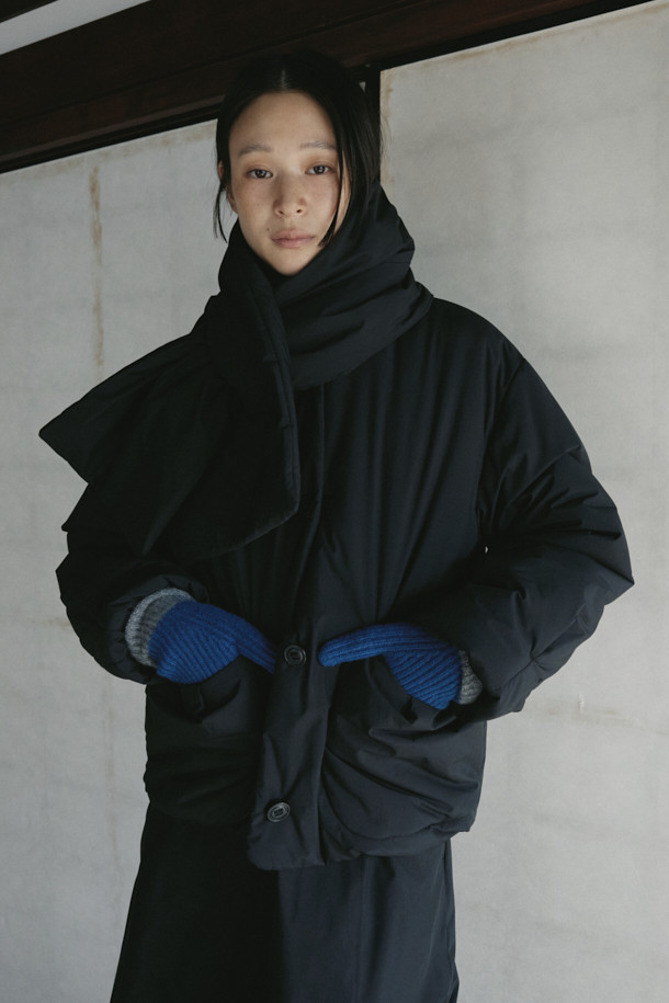 [epigram(에피그램) 여성] 하이넥 패딩 점퍼(머플러set)는 미니멀한 스타일을 추구하는 여성 고객을 위한 겨울철 필수 아우터입니다. 보온성과 경량성을 갖춘 이 패딩 점퍼는 부드러운 촉감의 나일론 소재와 두꺼운 두께감으로 제작되었습니다. 하이넥 디자인과 머플러 세트 구성으로 더욱 따뜻하고 포근한 착용감을 제공하며, 드롭숄더, 볼륨감 있는 실루엣, 소매 턱 디테일, 엘라스틱 밴딩, 드로우스트링 등의 특징으로 스타일리시함을 더했습니다. 숏 기장의 오버핏으로 다양한 룩에 매치하기 좋으며, 출근룩과 모임룩 등 TPO에 구애받지 않고 폭넓게 활용할 수 있습니다.
