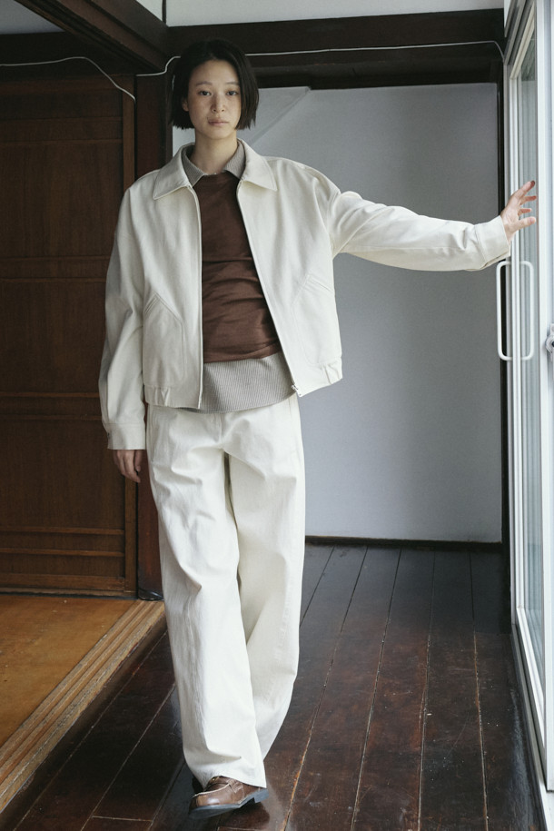 [epigram 여성] 숏 블루종 코튼 점퍼(Set-up)는 면 소재로 제작되어 부드러운 촉감을 선사하는 여성용 캐주얼 블루종입니다. 숏 기장의 레귤러핏으로 래글런 소매와 지퍼형 여밈 방식을 갖추고 있으며, 간절기나 가을에 착용하기 좋습니다. 스트링 디테일과 사이드 포켓이 있어 실용성을 더했으며, 무지 디자인으로 미니멀하고 클래식한 스타일을 연출합니다. 산책룩이나 데이트룩에 다양하게 활용할 수 있으며, 스트레치성이 있어 편안한 착용감을 제공합니다.
