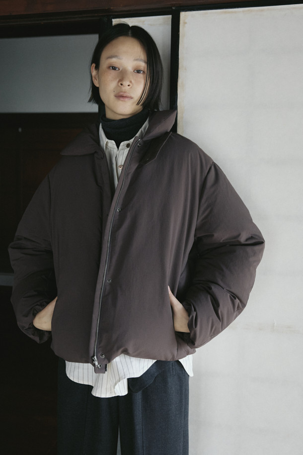 [epigram 여성] 카라 숏다운 점퍼는 미니멀하고 클래식한 스타일을 추구하는 여성들을 위한 겨울철 필수 아이템입니다. 부드러운 촉감의 폴리에스테르 소재와 두꺼운 두께감으로 뛰어난 보온성을 제공하며, 방수 기능까지 갖춰 눈, 비로부터 안전하게 보호해줍니다. 카라넥 디자인과 넌퀼팅 스타일로 세련된 분위기를 연출하며, 덕다운 충전재와 히든 포켓, 고밀도 원단, 형태 안정성 등 섬세한 디테일이 돋보입니다. 출근룩으로도 손색없는 레귤러핏의 브라운 컬러 숏다운 점퍼로, 긴 소매와 지퍼 및 스냅 여밈 방식을 통해 편안하게 착용할 수 있습니다.
