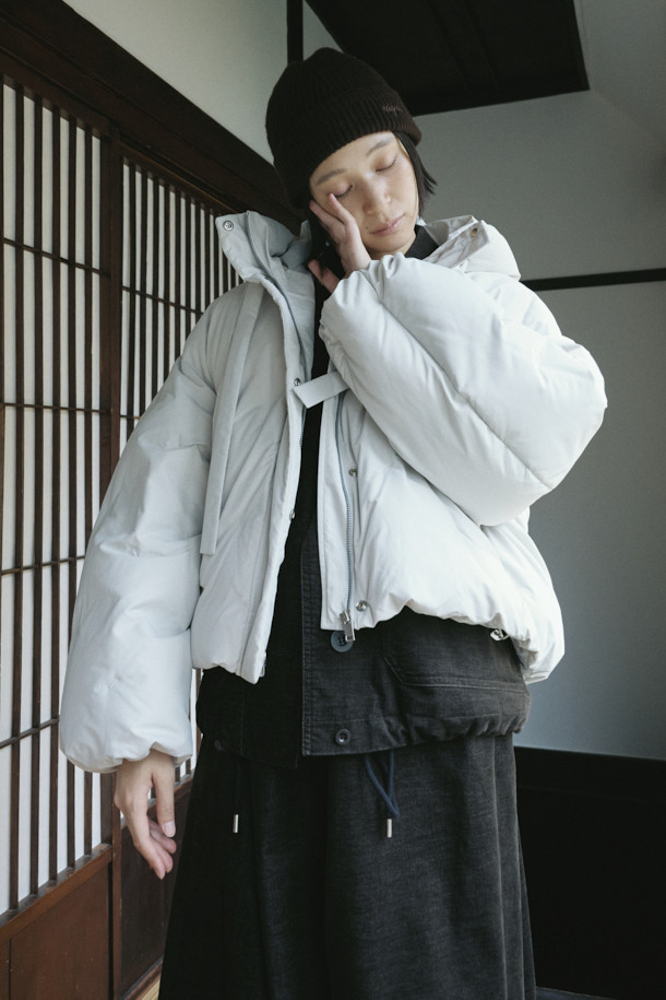 [epigram여성] 후드 스티치 숏 다운은 미니멀한 스타일의 여성용 숏패딩입니다. 하이넥 디자인과 후드가 있어 방풍 및 보온 기능이 뛰어나 겨울철 일상룩과 여행룩에 적합합니다. 덕다운 충전재와 부드러운 촉감으로 편안한 착용감을 선사하며, 오버핏으로 여유로운 실루엣을 연출합니다. 지퍼와 스냅 여밈 방식, 히든 포켓, 소매 엘라스틱 밴딩, 밑단 밴딩, 드로우스트링 등의 디테일이 돋보이며, 화이트 컬러에 무지 패턴으로 다양한 스타일에 매치하기 좋습니다. 
