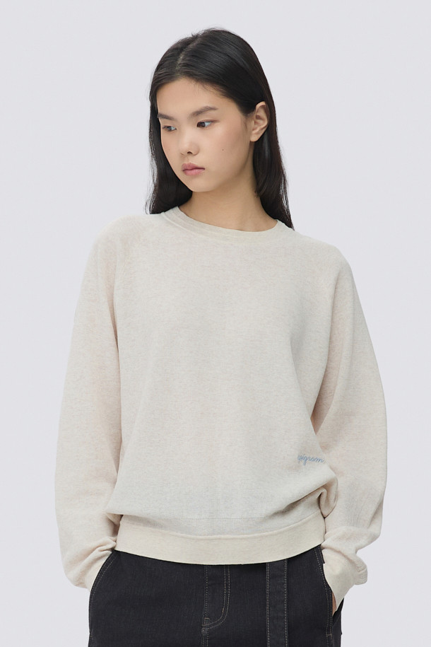 [epigram(에피그램) 여성] 시어 니트 맨투맨은 여름과 간절기에 활용하기 좋은 여성용 상의입니다. 아이보리와 화이트 두 가지 색상으로 출시되었으며, 베이직하고 미니멀한 스타일을 추구하는 분들께 적합합니다. 면과 나일론 혼방의 시어 소재로 제작되어 부드러운 촉감과 통기성을 제공하며, 얇은 두께감으로 시원하게 착용할 수 있습니다. 래글런 소매와 밀라노 조직, 배색 레터링 자수 디테일이 특징이며, 루즈핏 라운드넥 디자인으로 데이트룩, 카페룩 등 다양한 TPO에 맞춰 연출할 수 있습니다. 블루종 스타일로도 활용 가능하여 미니멀, 클래식, 캐주얼 등 폭넓은 스타일을 소화할 수 있습니다.
