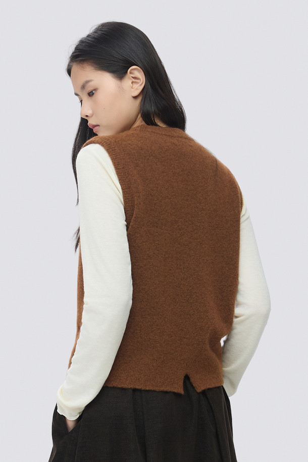 [epigram여성] 슬릿 디테일 니트 베스트는 간절기부터 초겨울까지 포근하게 착용하기 좋은 여성 니트 베스트입니다. 부드러운 알파카, 울, 나일론, 스판 혼방 소재로 제작되어 가볍고 포근한 착용감을 선사합니다. 라운드넥 디자인에 루즈핏으로 편안한 착용감을 제공하며, 브라운 컬러와 미니멀한 스타일이 특징입니다. 양 옆 슬릿 디테일이 돋보이며, 다양한 룩에 레이어드하여 클래식하면서도 세련된 스타일을 연출할 수 있습니다. 민소매 기장으로 간절기에는 단독으로, 초겨울에는 아우터와 함께 매치하여 활용하기 좋습니다.
