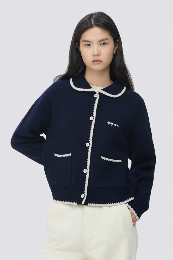 [epigram**여성**] 울 스티치 카라 가디건은 간절기부터 초겨울까지 포근하게 착용하기 좋은 여성 니트 가디건입니다. 울 100% 소재로 제작되어 부드러운 촉감을 선사하며, 슬림핏 디자인으로 여성스러운 실루엣을 연출합니다. 네이비와 화이트 두 가지 색상으로 출시되었으며, 핸드 스티치 디테일, 배색 포인트, 아웃포켓, 래글런 소매 등 섬세한 디자인이 돋보입니다. [epigram] 레터링 로고와 블루종 형태의 마감으로, 클래식하면서도 미니멀한 무드를 자아내 데이트룩, 카페룩, 겨울 데일리룩 등 다양한 TPO에 활용하기 좋습니다.
