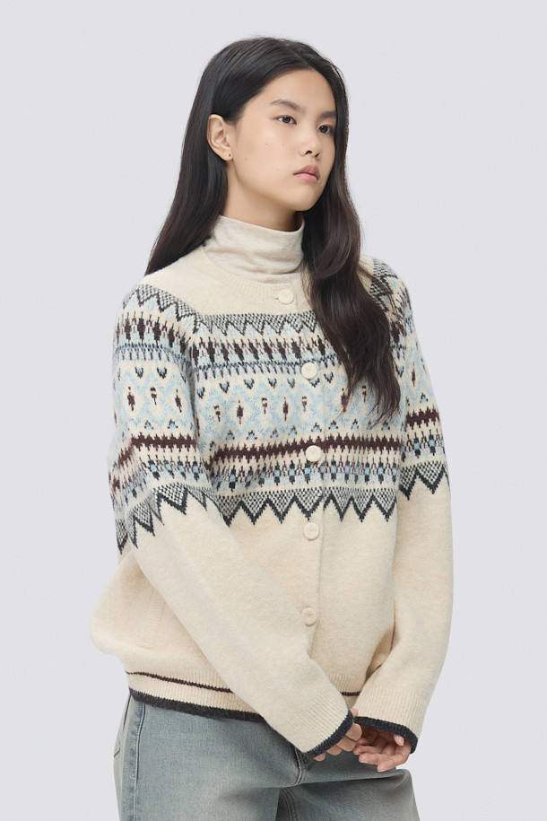 [epigram여성] 노르딕 패턴 라운드 가디건은 포근한 겨울 스타일을 완성하는 아이보리 컬러의 니트 가디건입니다. 래글런 소매와 립조직 마감으로 편안한 착용감을 선사하며, 부드러운 촉감의 두꺼운 니트 소재가 특징입니다. 노르딕 패턴과 사이드 포켓, 싸개 단추, 배색 포인트 디테일이 캐주얼한 무드를 더합니다. 라운드넥에 오버핏으로 제작되어 겨울 데일리룩, 집콕룩, 산책룩 등 다양한 TPO에 활용하기 좋습니다.
