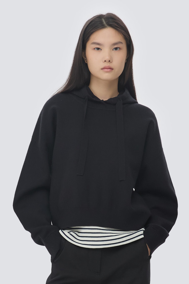 **[epigram 여성] 버튼 후드 니트 풀오버**는 포근한 착용감의 여성용 니트 풀오버입니다. 부드러운 레이온 소재로 제작되어 가을, 겨울철 일상에서 편안하게 착용하기 좋습니다. 루즈핏에 넉넉한 두께감과 드롭숄더 디자인으로, 캐주얼하면서도 스타일리시한 분위기를 연출합니다. 후드, 긴 소매, 무지 디자인으로 미니멀한 감성을 더하며, 볼륨감 있는 실루엣과 싸개 단추, 스트링, 더블 립조직 소맷단, 파이핑 디테일이 돋보입니다. 겨울 데일리룩, 집콕룩, 산책룩 등 다양한 TPO에 맞춰 캐주얼, 미니멀, 클래식 스타일을 완성해보세요.
