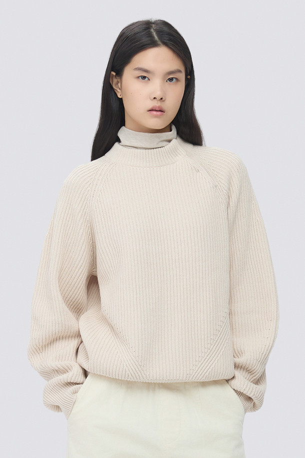 [epigram여성] 넥 슬릿 니트는 가을과 겨울, 캐주얼하고 베이직한 스타일을 연출하는 여성용 니트입니다. 아이보리, 베이지 두 가지 색상으로 제공되며, 넥 슬릿 디테일이 특징입니다. 두꺼운 두께감과 부드러운 촉감의 면 소재로 제작되었으며, 래글런 소매와 볼륨감 있는 소매 디자인이 돋보입니다. 레귤러핏에 리브 조직 밑단, 블루종 실루엣으로 편안하면서도 세련된 핏을 선사합니다. 겨울 데일리룩, 카페룩, 집콕룩 등 다양한 TPO에 활용하기 좋은 아이템입니다.
