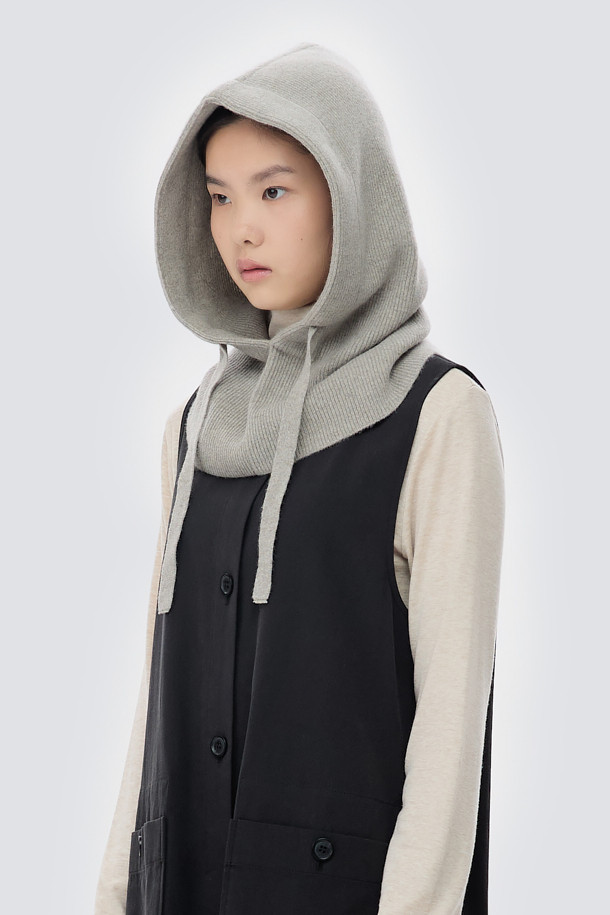 울과 캐시미어 소재로 제작되어 부드러운 촉감을 선사하는 니트 바라클라바입니다. 깊은 모자 깊이와 두꺼운 두께로 뛰어난 보온성을 제공하며, 겨울철 추위로부터 얼굴 전체를 포근하게 감싸줍니다. 넥 라인이 여유롭게 디자인되어 아우터 안팎으로 자유롭게 착용 가능하며, 무지 디자인으로 미니멀, 클래식, 캐주얼 등 다양한 스타일과 매치하기 좋습니다. 남녀 모두 착용 가능한 디자인으로, 활용도 높은 겨울철 필수 아이템입니다.
