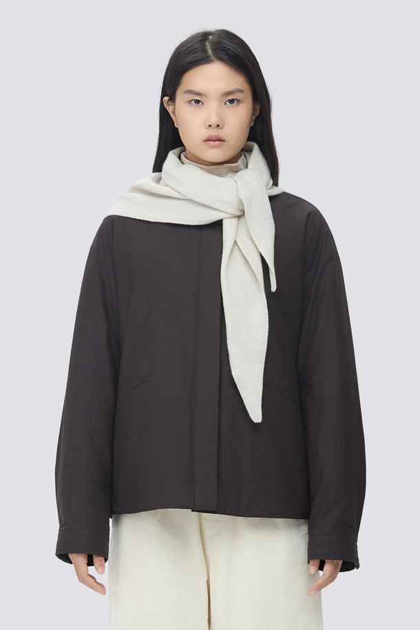 부드러운 울과 캐시미어 소재로 제작되어 포근한 착용감을 선사하는 삼각 머플러입니다. 가을, 겨울 시즌에 어울리는 얇은 두께감으로, 보온성을 유지하면서도 답답함 없이 착용할 수 있습니다. 베이직한 디자인과 무지 패턴으로 어떤 스타일에도 잘 어울립니다. 삼각형 형태로, 머플러, 헤어 스카프, 레이어드 악세사리 등 다채로운 연출이 가능합니다. 겨울 데일리룩, 산책룩, 여행룩 등 다양한 TPO에 맞춰 클래식, 미니멀, 캐주얼 무드로 활용해보세요. 3가지 컬러로 구성되어 취향에 따라 선택할 수 있습니다.
