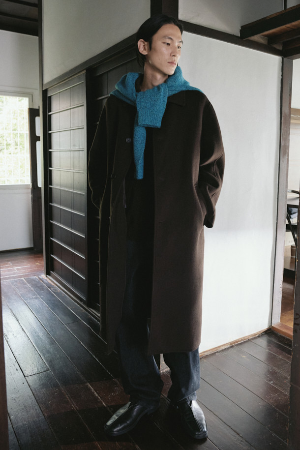 깊이 있는 겨울 스타일을 완성하는 남성용 핸드메이드 벨티드 코트입니다. 브라운 컬러의 울과 캐시미어 혼방 소재로 제작되어 부드러운 촉감과 뛰어난 보온성을 자랑합니다. 발마칸 디자인에 반라글랑 소매, 하프라이닝, A라인 실루엣을 더해 클래식하면서도 미니멀한 감각을 선사합니다. 벨트 디테일로 허리 라인을 강조하여 시크한 무드를 연출하며, 출근룩, 비즈니스 캐주얼, 모임룩 등 다양한 TPO에 활용 가능합니다. 롱 기장에 오버핏으로 제작되어 편안하면서도 세련된 스타일을 완성합니다.
