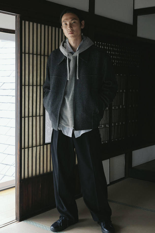 세련된 무드를 연출하는 울 투톤 블루종 재킷입니다. 베이직하고 미니멀한 디자인으로, 가을과 겨울에 따뜻하게 착용할 수 있습니다. 릴랙스 핏으로 편안함을 더하고, 드롭 숄더, 허리 뒷밴딩, 양쪽 포켓, 칼라 디테일 등의 특징을 갖추었습니다. 블랙 컬러의 트윌 패턴으로, 출근룩, 비즈니스 캐주얼, 모임룩 등 다양한 TPO에 활용 가능합니다. 클래식, 미니멀, 시크 스타일을 즐기는 분들께 추천합니다.
