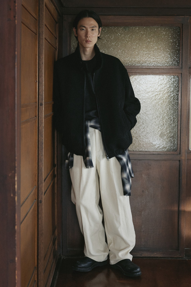 부드러운 울 소재로 제작되어 포근함을 선사하는 울 부클 블루종 재킷입니다. 오버핏 디자인과 두꺼운 두께감으로 가을, 겨울 시즌 따뜻하게 착용하기 좋습니다. 블랙 컬러의 무지 디자인으로 어떤 스타일에도 쉽게 매치할 수 있으며, 캐주얼, 미니멀, 클래식 무드를 연출하기 좋습니다. 드롭 숄더, 하이넥, 투웨이 지퍼, 밴딩 처리, 드로우스트링 등의 디테일로 활동성과 보온성을 높였습니다. 출근룩과 모임룩 등 다양한 TPO에 활용 가능하며, 집업 스타일로 간편하게 착용할 수 있습니다.
