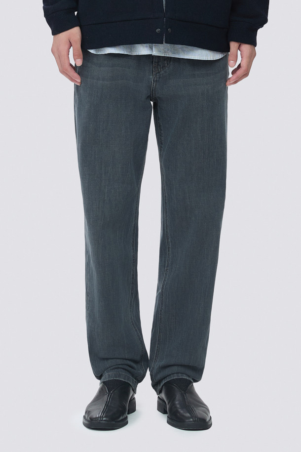 중청과 그레이 컬러가 조화롭게 어우러진 워시드 데님 팬츠입니다. 힙과 허벅지에 여유를 주어 편안한 착용감을 선사하며, 릴랙스핏과 위켄드핏으로 활동성을 높였습니다. 부드러운 데님 소재에 스트레치 기능까지 더해져 편안함을 극대화했습니다. 한지 와펜 디테일과 epigram 로고가 디자인 포인트를 더하며, 비즈니스 캐주얼부터 캐주얼, 미니멀, 클래식 스타일까지 폭넓게 활용할 수 있습니다. 긴 기장감으로 다양한 스타일 연출이 용이합니다.
