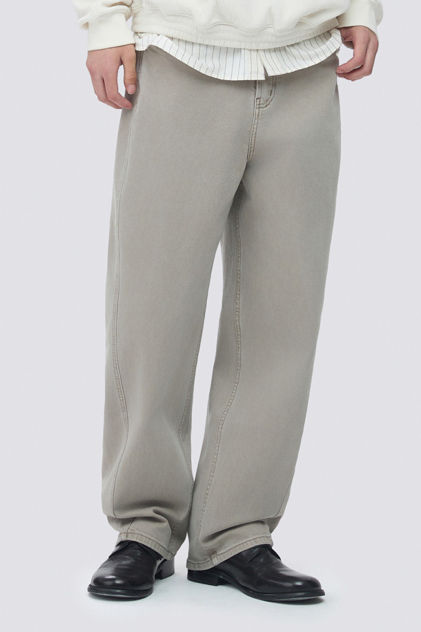 **피그다잉 베럴레그 (Barrel Leg) 밴딩 데님**은 남성 고객을 위해 디자인된 캐주얼 데님 팬츠입니다. 네추럴 컬러의 무지 디자인으로, 일상 및 비즈니스 캐주얼에 모두 활용 가능합니다. 릴랙스 핏의 베럴레그드 실루엣과 밴딩 처리로 편안한 착용감을 선사하며, 허벅지와 엉덩이 부분은 넉넉하게, 무릎 아래로는 좁아지는 디자인이 특징입니다. 피그먼트 염색 기법과 스트레치 원단을 사용하여 부드러운 촉감과 형태 안정성을 높였으며, 기장은 108cm입니다. 미니멀하고 클래식한 스타일을 추구하는 고객에게 비즈니스 캐주얼룩과 출근룩으로 추천합니다.
