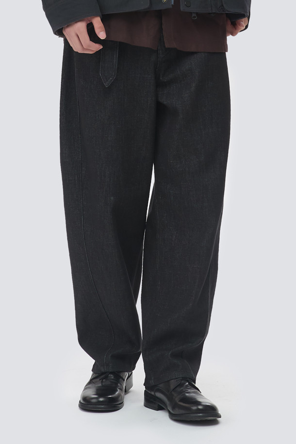 불변 베럴레그드 벨티드 데님은 사계절 내내 활용 가능한 블랙 데님 팬츠입니다. 릴랙스핏으로 편안하게 착용 가능하며, 허벅지와 엉덩이 부분에 여유를 주어 활동성을 높였습니다. 물빠짐이 적고 내구성이 뛰어난 불변(non-fade) 데님 소재를 사용하여 오랫동안 변함없이 즐길 수 있습니다. 허리에는 벨트가 포함되어 있으며, 무릎 아래로 자연스럽게 좁아지는 베럴레그드 실루엣이 특징입니다. 비즈니스 캐주얼, 출근룩, 오피스룩 등 다양한 TPO에 클래식, 미니멀, 캐주얼 스타일로 연출할 수 있습니다.
