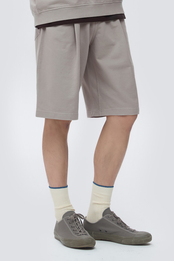 천연 다잉 스웻 반바지 (set-up)는 편안함과 스타일을 모두 갖춘 베이지 컬러의 반바지입니다. 봄, 여름 시즌에 어울리는 얇은 두께와 부드러운 촉감의 면 소재로 제작되었습니다. 미니멀하고 베이직한 디자인에 루즈핏으로 제작되어 편안한 착용감을 선사하며, 턱 디테일과 스트링, 밴딩으로 활동성을 높였습니다. 석류와 오배자 천연 염색, 바이오 워싱 가공을 거쳐 은은한 멋을 더했으며, 셋업으로도 활용 가능하여 다양한 스타일을 연출할 수 있습니다. 동네 마실룩, 여행룩, 휴가룩 등 캐주얼하고 클래식한 스타일을 완성해보세요.
