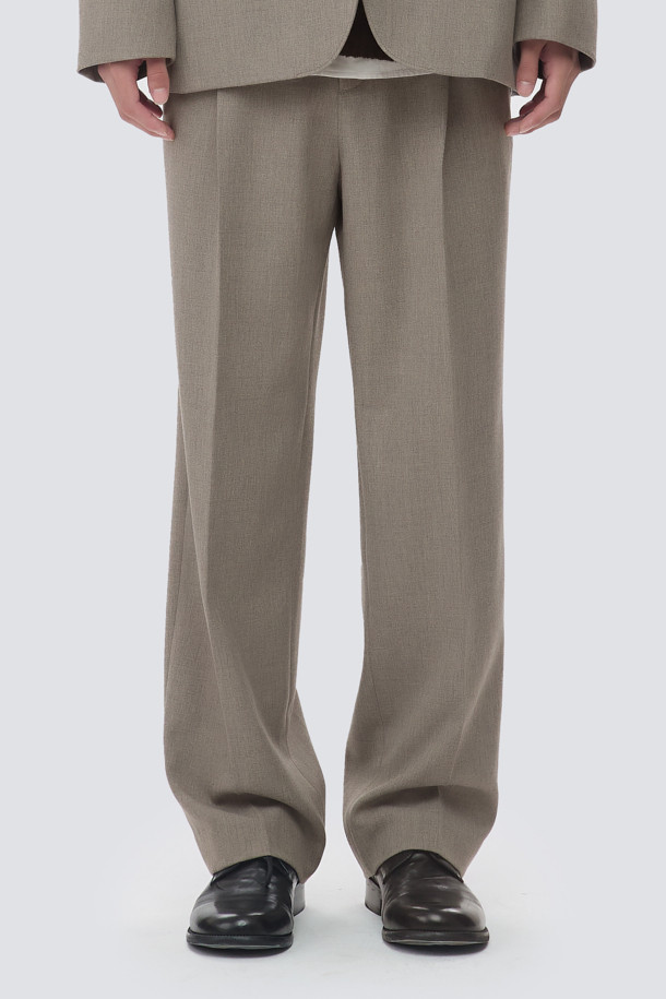 투톤 릴렉스 팬츠 (set-up)는 브라운과 베이지의 투톤 멜란지 컬러가 돋보이는 슬랙스입니다. 가을, 겨울 시즌에 적합하며, 릴랙스핏과 와이드 핏으로 편안한 착용감을 선사합니다. 뒷밴딩 처리와 원턱 디테일로 활동성을 높였으며, 포멀 캐주얼, 클래식, 미니멀 스타일을 즐기는 분들께 추천합니다. 출근룩, 비즈니스 캐주얼, 겨울 데일리룩 등 다양한 TPO에 활용 가능하며, 셋업으로도 연출할 수 있습니다. 스트레치 소재로 제작되어 편안함을 더했습니다.
