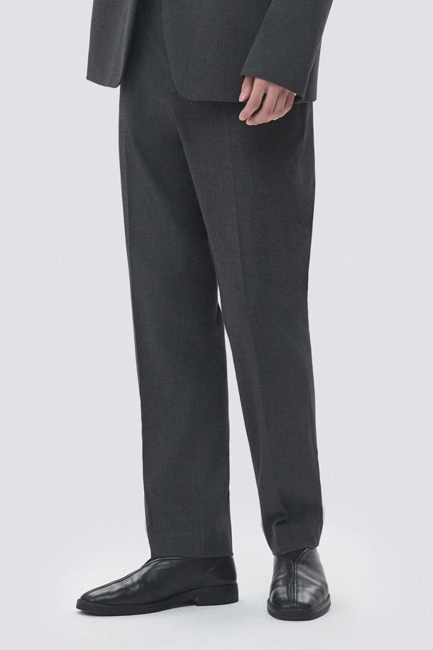 백 밴딩 데일리 팬츠 (set-up)는 포멀과 베이직 스타일을 아우르는 블랙 컬러의 슬랙스입니다. 힙부터 허벅지까지 여유 있는 슬림핏으로 편안한 착용감을 선사하며, 허리 뒷면 밴딩 디테일로 활동성을 높였습니다. 사계절 내내 활용 가능한 두께감과 매끄러운 촉감의 스판 소재로 제작되어, 오피스룩, 비즈니스 캐주얼, 모임룩 등 다양한 TPO에 맞춰 활용할 수 있습니다. 셋업(set-up)으로도 연출 가능하여 클래식, 미니멀, 시크한 스타일을 완성할 수 있습니다. 데일리룩부터 포멀한 자리까지 폭넓게 활용 가능한 실용적인 아이템입니다.
