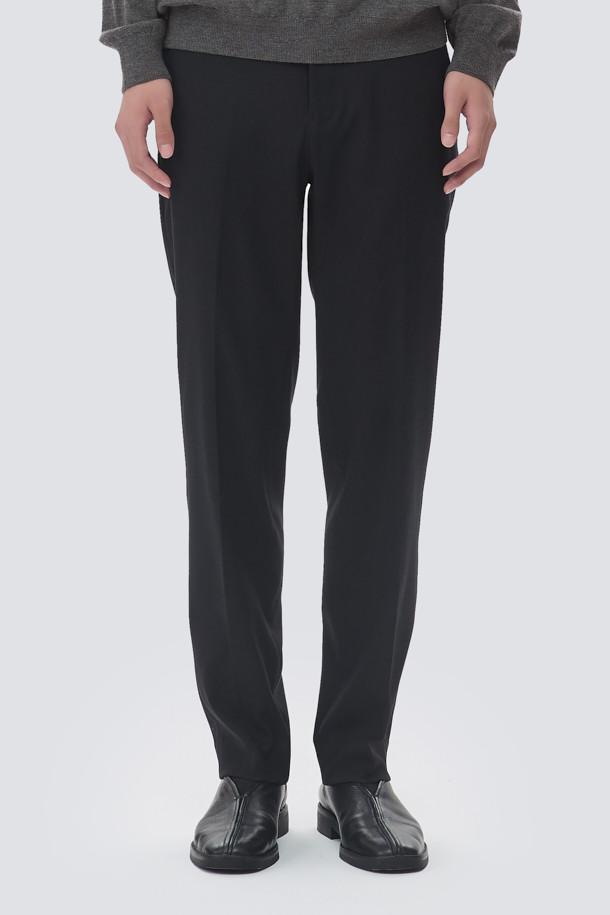 TRABEST(트라베스트) 데일리 팬츠 (set-up)는 베이직한 스타일의 간절기용 슬랙스입니다. 힙과 허벅지에 여유가 있어 편안하며, 밑단으로 갈수록 좁아지는 스트레이트 핏으로 제작되었습니다. 뒷면 허리 밴딩 처리로 활동성을 높였으며, 차콜 컬러의 무지 디자인으로 어떤 상의에도 잘 어울립니다. 출근룩, 오피스룩, 비즈니스 캐주얼 등 다양한 TPO에 활용 가능하며, 블레이저와 함께 셋업 스타일링도 연출할 수 있습니다. 클래식, 미니멀, 캐주얼 스타일을 선호하는 분들께 추천드립니다.
