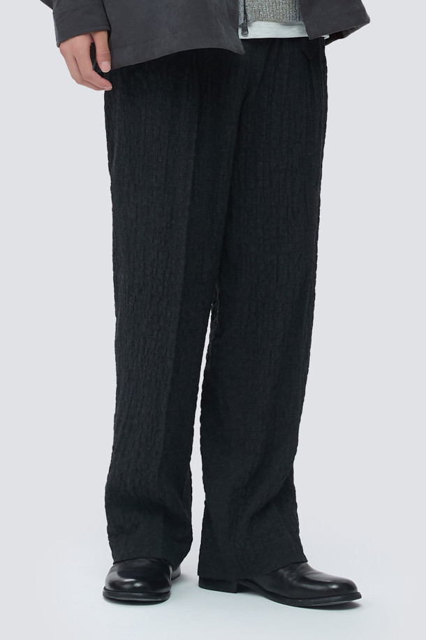 세련된 무드의 울 크리즈 와이드 팬츠입니다. 헤링본 패턴의 울 소재로 제작되어 부드러운 촉감과 뛰어난 보온성을 자랑하며, 가을과 겨울에 적합합니다. 허리 뒷면 밴딩과 탈부착 가능한 벨트, 투턱 디테일로 편안하면서도 클래식한 실루엣을 연출합니다. 와이드핏으로 트렌디함을 더하여 출근룩, 오피스룩, 겨울 데일리룩 등 다양한 스타일에 활용하기 좋습니다. 미니멀하고 시크한 스타일을 선호하는 분들께 추천합니다.
