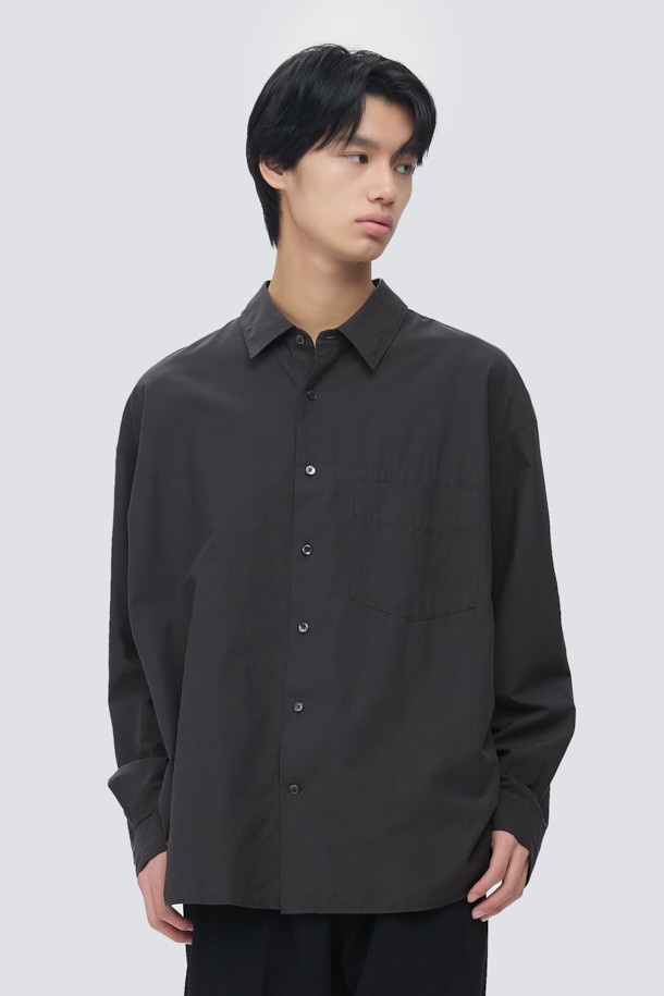 울 블렌디드 오버핏 셔츠는 부드러운 촉감의 울, 코튼, 텐셀 혼방 소재로 제작되어 가을과 초겨울에 적합합니다. 라이트그레이, 브라운, 다크그레이 세 가지 색상으로 만나볼 수 있으며, 여유 있는 핏과 기장감, 간결한 스티치가 돋보이는 미니멀한 디자인이 특징입니다. 칼라 넥 라인과 긴 소매 기장으로 깔끔한 실루엣을 연출하며, 출근룩, 비즈니스 캐주얼, 겨울 데일리룩 등 다양한 TPO에 활용 가능합니다. 미니멀, 클래식, 시크한 스타일을 선호하는 남성 고객에게 적합한 아이템입니다.
