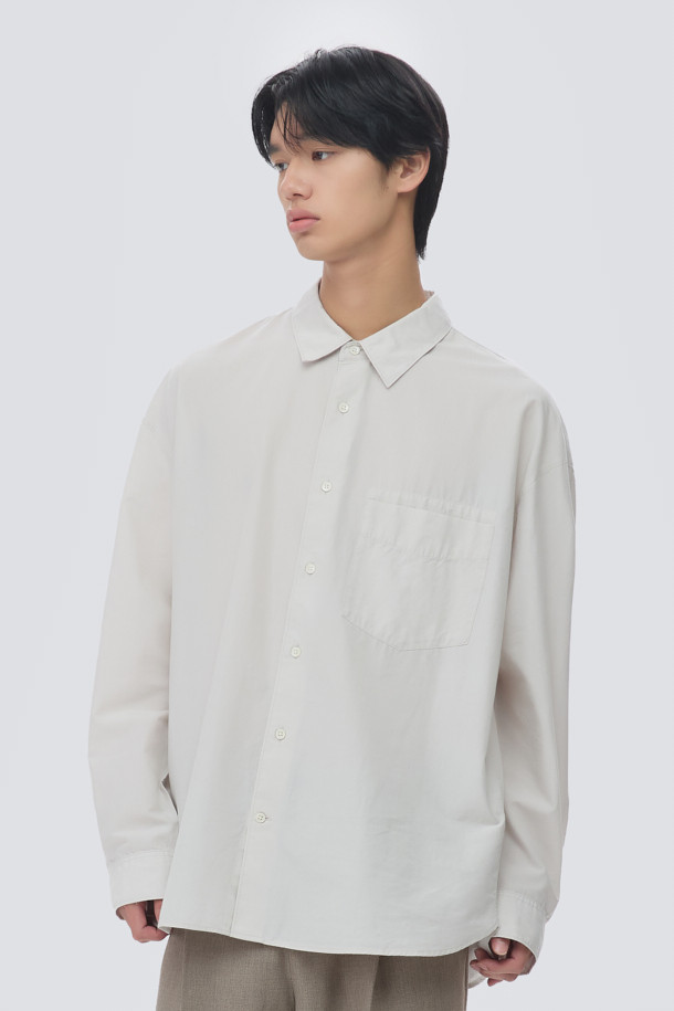 울 블렌디드 오버핏 셔츠는 부드러운 촉감의 울, 코튼, 텐셀 혼방 소재로 제작되어 간절기부터 초겨울까지 착용하기 좋습니다. 라이트 그레이, 브라운, 다크 그레이 세 가지 색상으로 출시되었으며, 여유 있는 오버핏과 레귤러 기장으로 편안한 착용감을 선사합니다. 간결한 스티치와 자연스러운 드레이프 디테일이 특징이며, 두꺼운 두께감으로 실용성을 더했습니다. 미니멀하고 시크한 스타일로, 출근룩, 겨울 데일리룩, 비즈니스 캐주얼 등 다양한 TPO에 활용 가능합니다. 클래식한 무드를 연출하기에도 좋습니다.
