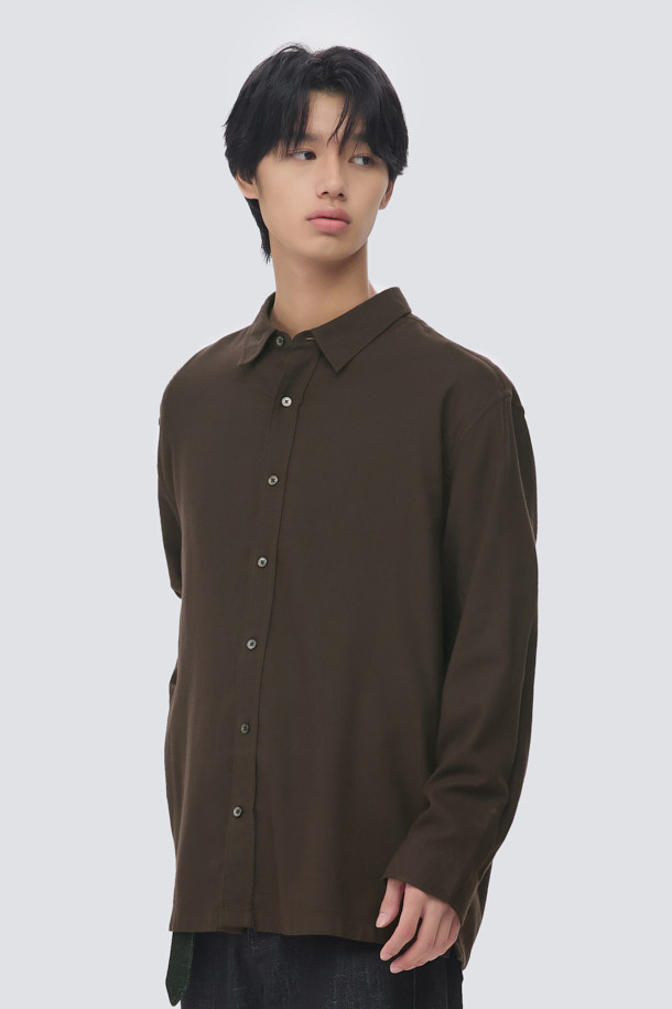 가을, 겨울 시즌에 어울리는 남성용 오버핏 솔리드 셔츠입니다. 브라운, 화이트 두 가지 색상으로 출시되었으며, 차이나칼라 디자인으로 캐주얼, 미니멀, 클래식한 스타일을 연출할 수 있습니다. 부드러운 코튼, 레이온, 기모 소재 혼방으로 제작되어 포근한 착용감을 선사하며, 얇은 두께감으로 간절기에도 부담 없이 즐겨 입기 좋습니다. 여유 있는 품과 긴 소매 기장으로 편안함과 스타일을 모두 잡은 데일리 셔츠입니다.
