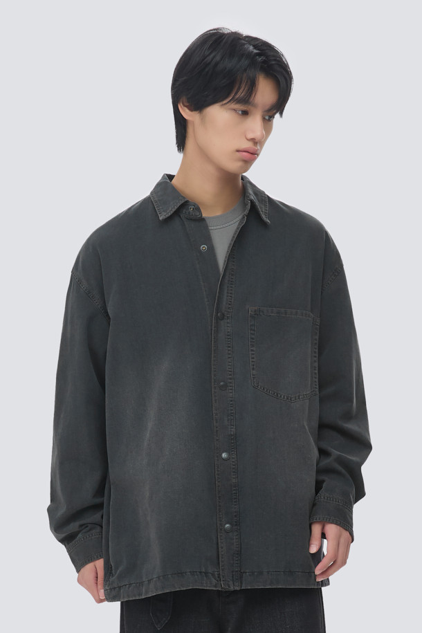 **그레이 워시드 데님 셔츠**는 캐주얼과 미니멀, 클래식 스타일을 아우르는 공용 데님 셔츠입니다. 8oz 데님 원단으로 제작되어 부드러운 촉감을 선사하며, 봄, 가을에 가볍게 걸치기 좋습니다. 오버핏에 칼라 디테일, 긴 소매 기장으로 편안한 착용감을 제공하며, 브라운 스티치 포인트가 돋보입니다. 동네 마실룩에 적합하며, 사이드 포켓과 앞판 포켓으로 실용성을 더했습니다.
