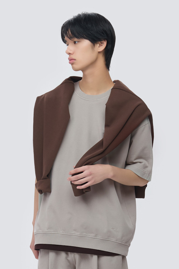 천연 염색으로 은은한 멋을 더한 '천연다잉 스웻 반팔 티셔츠'입니다. 석류와 오배자 염색 기법을 사용하여 자연스러운 컬러감을 연출하며, 부드러운 면 소재로 제작되어 편안한 착용감을 선사합니다. 루즈핏과 오버핏의 넉넉한 실루엣, 래글런 절개, 밑단 시보리, 블루종 스타일의 디자인이 돋보입니다. 로고 자수 디테일로 포인트를 더했으며, 셋업으로도 활용 가능하여 캐주얼하고 미니멀한 스타일을 완성할 수 있습니다. 봄, 여름 시즌 데일리룩은 물론, 동네 마실, 산책, 여행 등 다양한 TPO에 활용하기 좋습니다.
