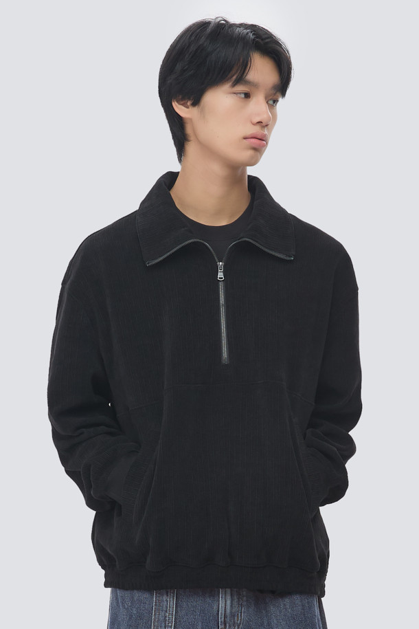 부드러운 코듀로이 소재의 오버핏 집업 맨투맨입니다. 하프넥 디자인과 드롭숄더, 밑단 E-밴드, 스트링 디테일로 캐주얼한 무드를 연출합니다. 가을, 겨울 시즌에 적합하며, 두꺼운 두께감으로 따뜻하게 착용할 수 있습니다. 블랙 컬러, 무지 패턴으로 미니멀하고 클래식한 스타일을 완성하며, 볼륨감 있는 실루엣으로 편안하면서도 스타일리시한 룩을 연출합니다. 일상, 집콕, 산책 등 다양한 TPO에 활용하기 좋습니다.
