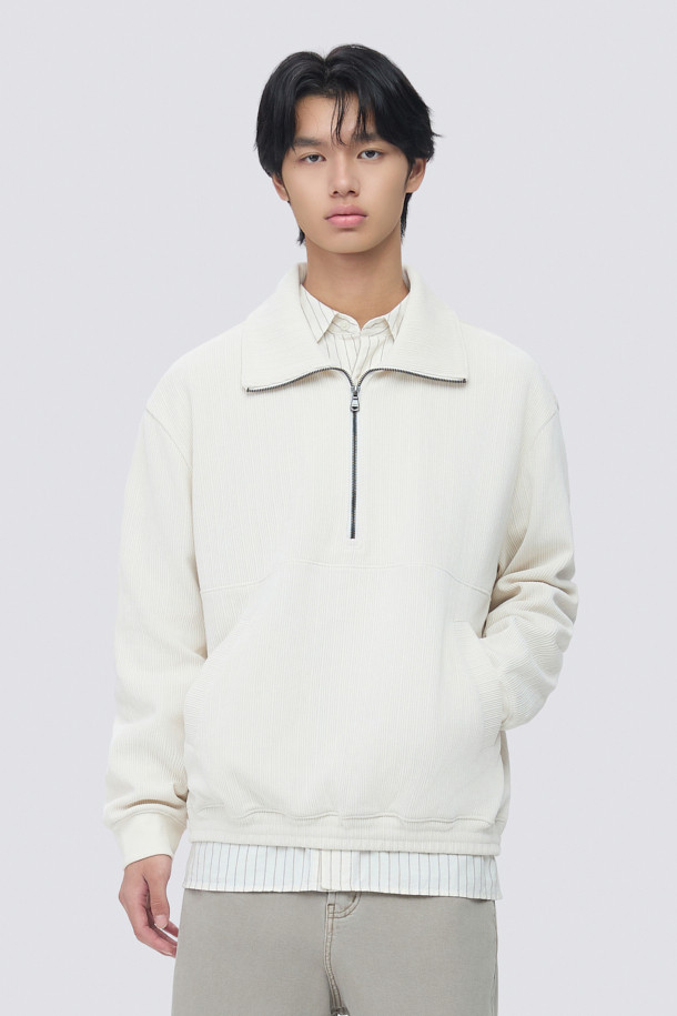 부드러운 코듀로이 소재로 제작된 남성용 집업 맨투맨입니다. 오버핏으로 트렌디한 스타일을 연출하며, 드롭숄더와 밑단 E-밴드로 편안한 착용감을 선사합니다. 하프넥 디자인과 두꺼운 두께감으로 가을, 겨울철 따뜻하게 입을 수 있습니다. 무지 디자인에 스트링 디테일을 더해 캐주얼하고 미니멀한 스타일을 완성하며, 데일리룩, 집콕룩, 산책룩 등 다양한 TPO에 활용하기 좋습니다. 화이트, 아이보리 두 가지 색상으로 만나보세요.
