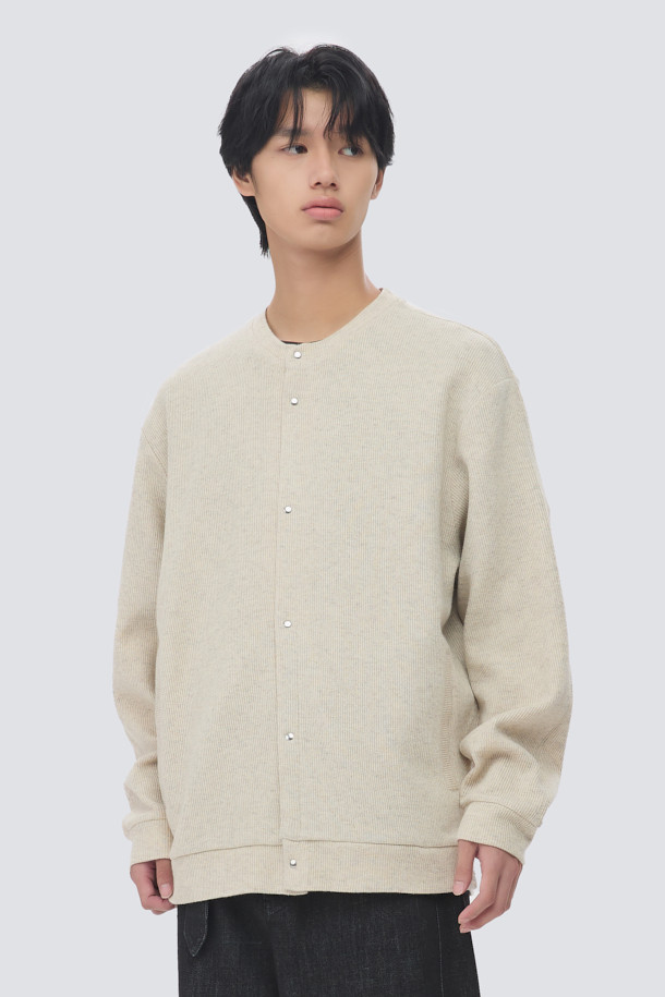 부드러운 울 소재로 제작되어 포근한 착용감을 선사하는 울저지 라운드 가디건입니다. 베이지 색상으로 어떤 룩에도 매치하기 쉬우며, 가을, 겨울 시즌 데일리룩과 카페룩에 활용하기 좋습니다. 미니멀한 스타일을 추구하는 분들께 추천하며, 오버핏 디자인으로 편안한 착용감을 제공합니다. 사이드 포켓과 반래글런 소매 디테일, 블루종 밑단으로 포인트를 더했습니다. 버튼 여밈 방식으로 간편하게 착용할 수 있습니다.
