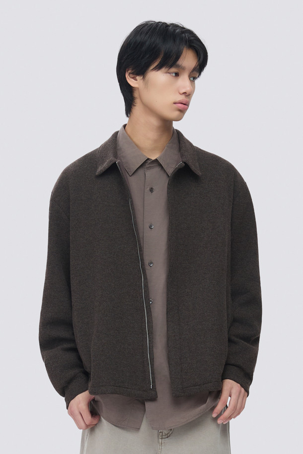부드러운 울 소재의 남성용 브라운 컬러 울저지 카라 집업 가디건입니다. 가을과 겨울, 두 계절에 걸쳐 활용하기 좋은 두꺼운 두께감과 오버핏으로 제작되었습니다. 미니멀하고 베이직한 스타일로, 히든 지퍼와 사이드 포켓 디테일이 돋보입니다. 데이트룩, 카페룩 등 다양한 TPO에 매치하여 클래식하면서도 캐주얼한 분위기를 연출할 수 있습니다. 긴 소매 기장과 카라 플라켓 디자인으로 포인트를 더했습니다.
