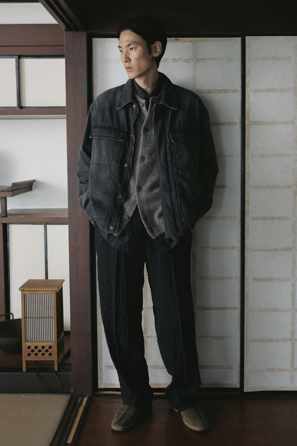 빈티지 워싱 데님 소재의 패디드 블루종 점퍼입니다. 넉넉한 오버핏으로 편안한 착용감을 선사하며, 초겨울까지 따뜻하게 입을 수 있는 두꺼운 두께감의 패딩 안감이 특징입니다. 플랩 포켓과 카라 디자인이 캐주얼하면서도 클래식한 분위기를 더합니다. 스냅 버튼과 히든 플래킷으로 깔끔하게 여밀 수 있으며, 블루 컬러가 어떤 옷에도 쉽게 매치되어 데일리룩으로 활용하기 좋습니다. 남녀 공용으로 착용 가능한 디자인입니다.
