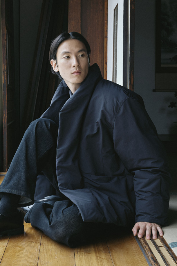 세련된 당신을 위한 숄 카라 숏 다운입니다. 모던하면서도 클래식한 스타일로, 겨울철 출근룩에 완벽하게 어울립니다. 숏 기장의 오버핏 또는 코쿤핏으로 편안하면서도 스타일리시하게 연출할 수 있습니다. 80% 다운, 20% 깃털 충전재와 700~750 필파워로 뛰어난 보온성을 자랑하며, 방풍 리브 소매와 발수 기능으로 추운 날씨에도 끄떡없습니다. 히든 스냅 여밈과 숄 카라 디자인이 고급스러움을 더합니다.
