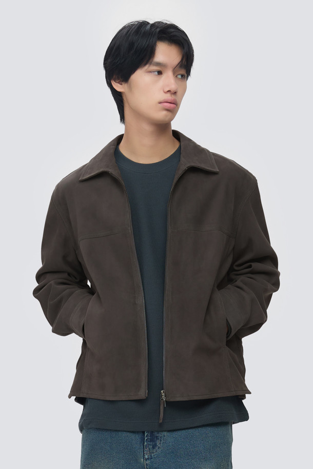 가을과 겨울, 당신의 스타일을 책임질 '고트 스웨이드 점퍼'입니다. 고급스러운 고트 스웨이드 소재와 부드러운 촉감이 특징이며, 세미 오버핏으로 편안한 착용감을 선사합니다. 브라운 컬러의 무지 디자인은 클래식하면서도 미니멀한 분위기를 연출하며, 2WAY 지퍼, 사이드 포켓, 히든 스냅 디테일이 돋보입니다. 긴 소매와 소매/밑단 사이즈 조절 기능으로 완벽한 핏을 완성할 수 있으며, 데이트룩, 모임룩 등 다양한 TPO에 활용하기 좋습니다.
