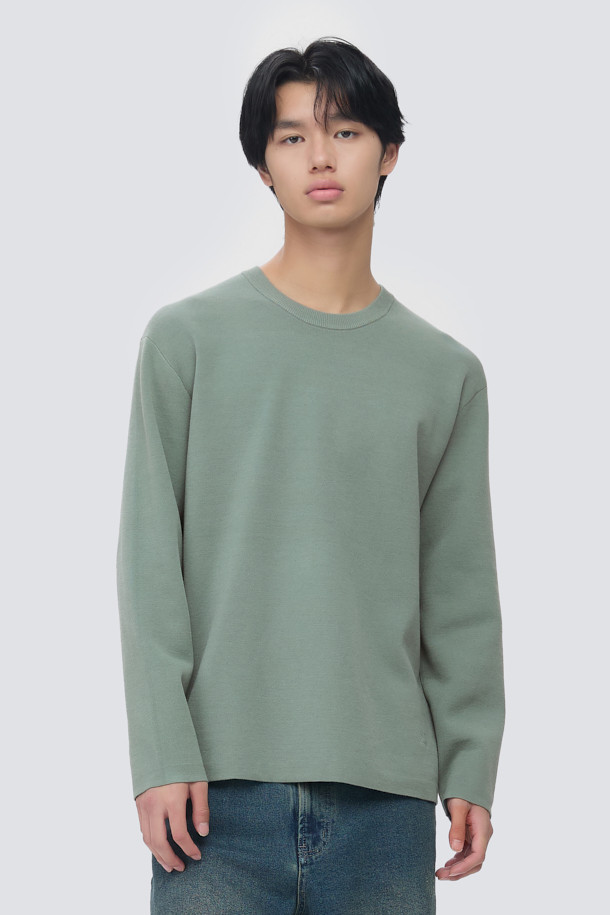 세련된 남성 스타일을 완성할 에센셜 이중직 니트 풀오버입니다. 부드러운 촉감의 울과 PBT 혼방 소재를 사용하여 가을, 겨울 시즌 따뜻하고 편안하게 착용할 수 있습니다. 세이지 그린 컬러와 미니멀한 디자인이 어우러져 어떤 룩에도 잘 어울리는 베이직 아이템입니다. 이중직 구조로 제작되어 보온성과 신축성이 뛰어나며, 밀도감 있는 짜임과 유연한 드레이프감으로 고급스러운 실루엣을 연출합니다. 레귤러핏 라운드넥 디자인으로 겨울 데일리룩, 카페룩, 데이트룩 등 다양한 TPO에 활용 가능합니다.
