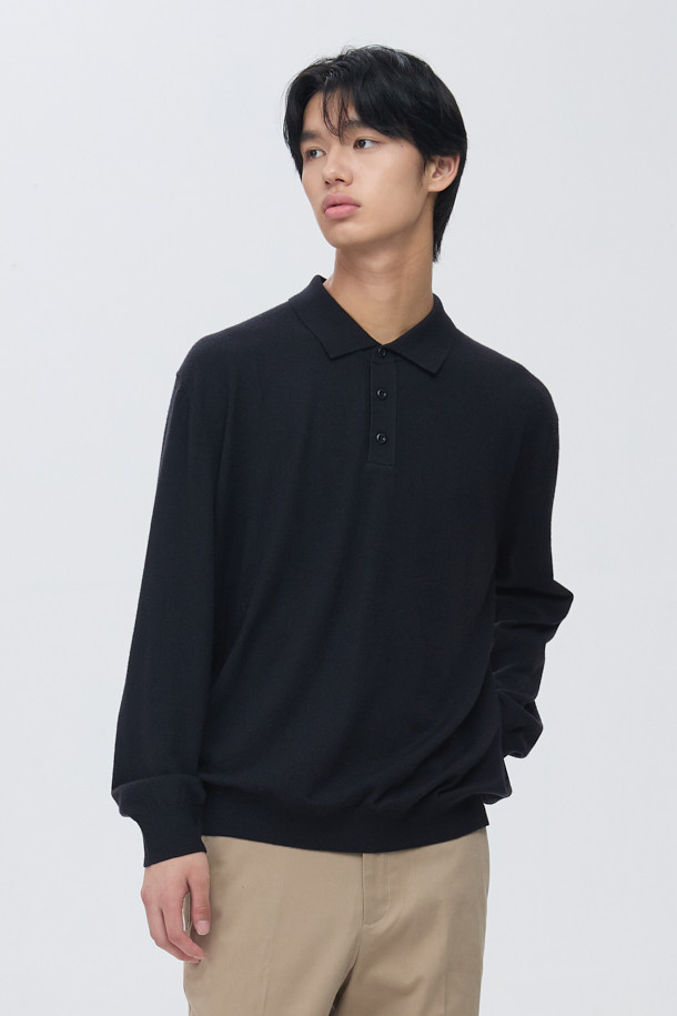 BOTTO(보또) 티에리 니트 풀오버는 이탈리아 BOTTO(보또)사 울 혼방 원사를 사용하여 부드러운 촉감과 은은한 광택을 자랑합니다. 12게이지 편직으로 제작되었으며, 보온성이 우수하여 겨울철 데일리룩, 오피스룩, 비즈니스 캐주얼에 모두 잘 어울립니다. 클래식, 미니멀, 캐주얼 스타일을 아우르는 디자인으로, 레귤러 핏과 3버튼 플라켓 디테일이 특징입니다. 티에리넥과 긴소매 디자인으로 세련된 분위기를 연출하며, 무지 패턴의 블랙 컬러로 어떤 옷에도 쉽게 매치할 수 있습니다. 두께는 얇지만 울 소재 특유의 따뜻함을 느낄 수 있습니다.
