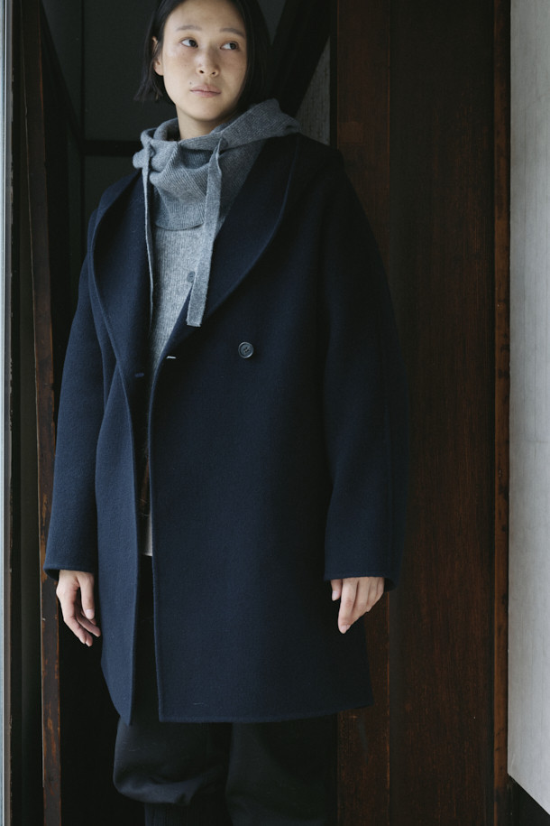 [epigram 여성] 울캐시 블렌드 후드코트는 울과 캐시미어 혼방 소재로 제작되어 부드러운 촉감과 뛰어난 보온성을 자랑합니다. 숄칼라와 후드 디자인이 세련된 멋을 더하며, 데일리룩과 포멀룩 모두 소화 가능한 활용도를 갖췄습니다. 네이비 컬러의 무지 디자인에 더블 버튼 여밈 방식과 루즈핏으로 클래식하면서도 캐주얼한 스타일을 연출합니다. 핸드메이드 봉제와 히든 포켓 디테일로 고급스러움을 더한 하프 기장의 겨울 아우터입니다. 출근룩, 모임룩, 데이트룩 등 다양한 TPO에 맞춰 미니멀하고 클래식한 스타일을 완성해보세요.
