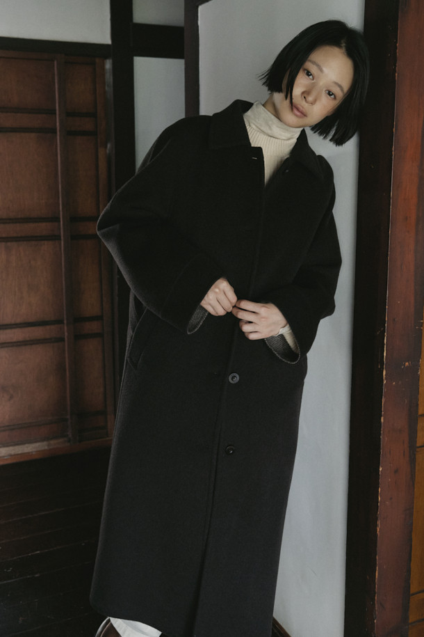 [epigram 여성] 울캐시 발마칸 롱코트는 부드러운 울과 캐시미어 혼방 소재로 제작되어 가을, 겨울 시즌에 따뜻하게 착용할 수 있는 여성용 발마칸 코트입니다. 블랙 컬러의 미니멀하고 클래식한 디자인으로, 출근룩, 오피스룩, 모임룩 등 다양한 TPO에 활용 가능합니다. 오버핏 실루엣에 롱 기장으로, 퀼팅 안감과 탈착 가능한 벨트, 등판 트임, 스트라이프 소매 안감 등의 디테일이 돋보입니다. 긴 소매와 두꺼운 두께감으로 보온성을 높였으며, 부드러운 촉감이 특징입니다. 버튼 여밈 방식으로 간편하게 착용할 수 있습니다.
