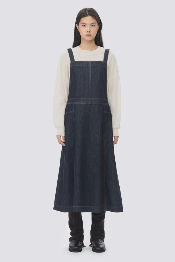 [epigram(에피그램) 여성] 논페이드 데님 오버롤 원피스는 캐주얼하고 미니멀한 스타일의 데님 오버롤 원피스입니다. 논페이드 생지 데님 소재로 제작되어 이염을 방지하며, 뻣뻣한 촉감이 특징입니다. A라인과 플레어 핏으로 여성스러운 실루엣을 연출하며, 어깨 끈 조절과 버클 장식으로 편안하게 착용할 수 있습니다. 뒷면 지퍼 디테일로 간편하게 탈착 가능하며, 네이비 컬러의 무지 디자인으로 어떤 옷에도 쉽게 매치할 수 있습니다. 동네 마실룩이나 쇼핑룩에 활용하기 좋습니다.

