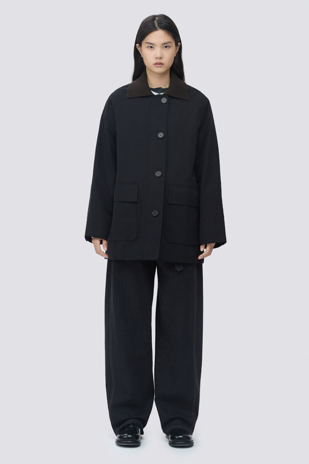 [epigram(에피그램) 여성] 니트 카라 플리츠 툭자켓은 클래식과 모던 무드를 동시에 자아내는 아우터입니다. 브라운, 블랙 두 가지 색상으로 출시되었으며, 간절기부터 초겨울까지 착용하기 좋습니다. 면, 나일론, 니트 혼방의 부드러운 촉감과 두꺼운 두께감으로 포근함을 선사하며, 래글런 소매, 세미 드롭 숄더, 플리츠 디테일이 특징입니다. 니트 카라와 체크 안감, Comfortemp® 충전재를 사용하여 보온성을 높였으며, 스트레이트 핏과 버튼 여밈 방식입니다. 겨울 데일리룩, 오피스룩, 모임룩 등 다양한 TPO에 미니멀, 시크 스타일로 연출하기 좋습니다.
