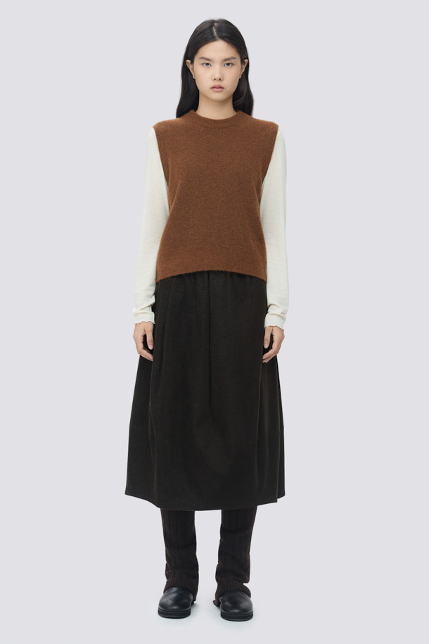 [epigram여성] 코쿤 볼륨 스커트 (set-up)는 모던하고 유니크한 스타일을 연출하는 여성용 코쿤 스커트입니다. 간절기와 겨울에 착용하기 좋으며, 블랙 컬러의 무지 디자인으로 어떤 상의와도 쉽게 매치할 수 있습니다. 풀 밴딩, 사이드 지퍼, 스냅 여밈, 양쪽 포켓, 절개 라인, 사선 주름 디테일이 돋보이며, 볼륨 핏과 풀 스커트 타입으로 편안하면서도 스타일리시한 룩을 완성합니다. 셋업으로 다양한 스타일을 연출할 수 있으며, 겨울 데일리룩, 모임룩, 출근룩 등 TPO에 맞춰 미니멀, 클래식, 시크한 분위기를 낼 수 있습니다.
