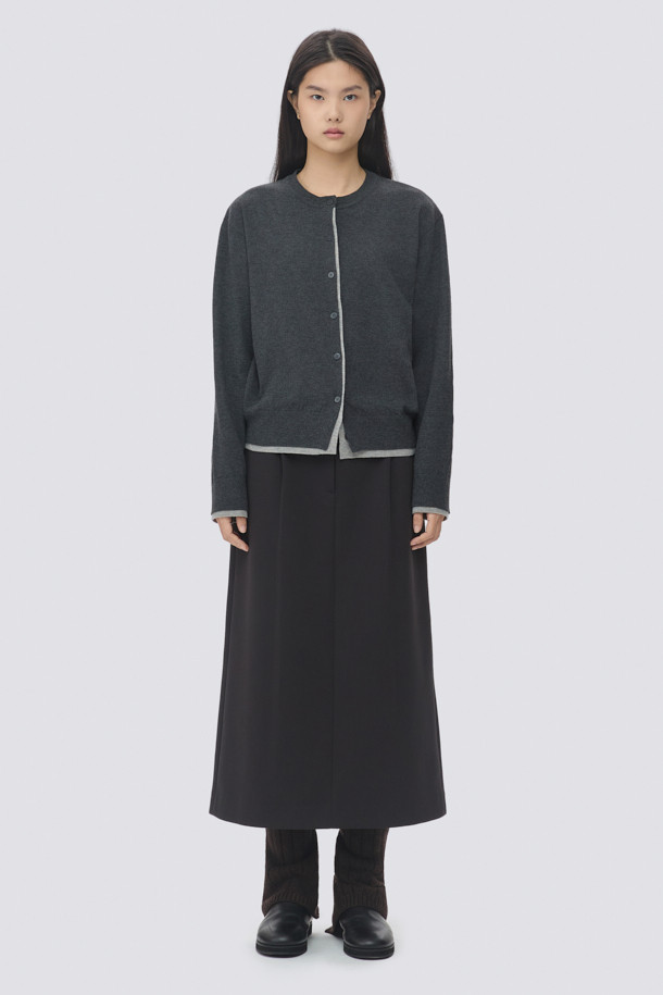 [epigram여성] 저지 맥시 스커트는 모던하고 미니멀한 스타일을 추구하는 여성들을 위한 사계절용 스커트입니다. 부드러운 촉감의 면, 폴리에스테르, 스판덱스 혼방의 이중 조직감 저지 소재(더블니트)로 제작되어 편안한 착용감을 선사합니다. 앞판 원턱 디테일과 허리 뒷면 밴딩, 루즈핏 코쿤 실루엣으로 세련된 핏을 연출하며, 뒷면 밑단 슬릿과 사이드 포켓, 더블 벨트고리로 실용성을 더했습니다. 데이트룩, 카페룩, 미니멀, 클래식, 시크 스타일을 완성하는 블랙 컬러의 맥시 스커트입니다.
