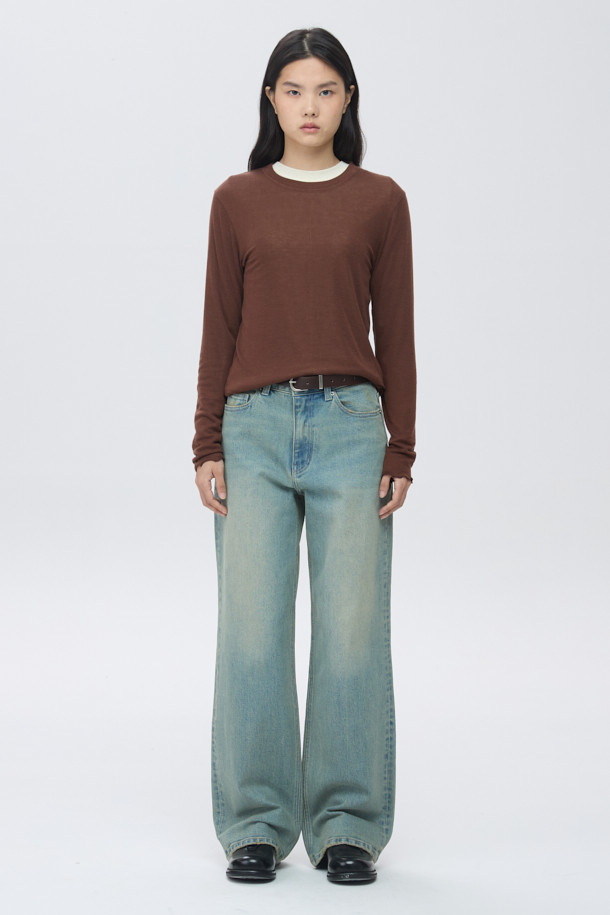 [epigram 여성] 와이드 데님 팬츠는 빈티지하면서도 캐주얼한 스타일을 연출하는 데일리 팬츠입니다. 옐로우 블루, 라이트 인디고 두 가지 컬러로 출시되었으며, 사계절 내내 착용 가능합니다. 탄탄한 데님 소재에 스판을 더해 편안한 착용감을 선사하며, 와이드핏 디자인으로 다리 라인을 더욱 돋보이게 합니다. 미드웨이스트 허리선과 YKK 지퍼, 에피그램 로고 버튼, 주름선 워싱 디테일은 물론, 한지 소재 와펜 디테일까지 더해져 소장 가치를 높였습니다. 쇼핑룩, 산책룩 등 다양한 TPO에 맞춰 미니멀하면서도 스타일리시하게 연출해보세요.
