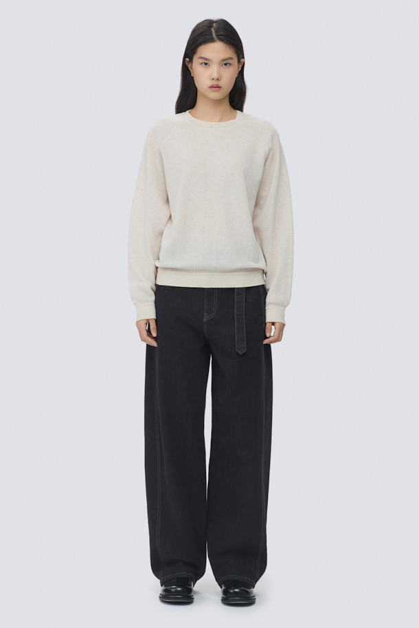 [epigram 여성] 논페이드 커브드 데님 팬츠는 도시적이고 세련된 스타일을 추구하는 여성들을 위한 데님 팬츠입니다. 인디고 컬러의 긴 기장으로, 사계절 내내 활용 가능하며, 부드러운 촉감의 데님 소재로 편안한 착용감을 선사합니다. 하이웨이스트 디자인과 아웃심 곡선 절개, 입체 핏으로 다리 라인을 더욱 돋보이게 합니다. YKK 지퍼, 후크/단추 여밈, 더블 스티치, 논페이드 원단, 스판 혼용, 벨트 옵션, 한지 와펜 디테일 등 섬세한 디테일이 돋보이는 아이템입니다. 시크, 미니멀, 클래식한 스타일을 즐겨 입는 분들께 데이트룩, 쇼핑룩으로 추천합니다.
