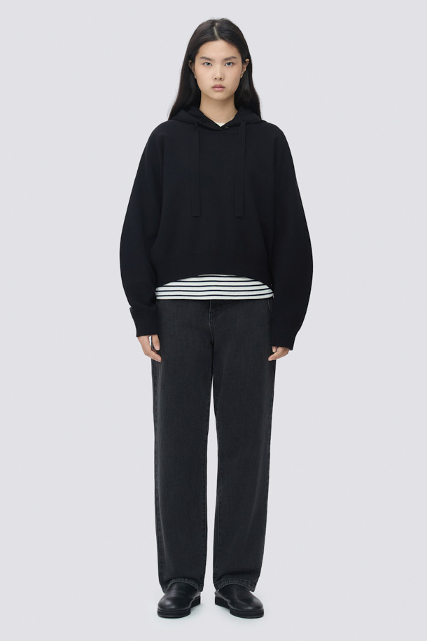 [epigram 여성] 테이퍼드 배기핏 데님 팬츠는 다크 그레이 컬러로, 캐주얼 스타일을 연출하기 좋은 데님 팬츠입니다. 허리 뒷면 밴딩으로 편안한 착용감을 제공하며, 롤업하여 다양한 스타일을 연출할 수 있습니다. 캣 브러쉬 워싱과 사이드 절개 디테일이 돋보이며, 에피그램 로고 버튼과 YKK 지퍼로 마감하여 완성도를 높였습니다. 테이퍼드와 배기핏의 조화로 트렌디하면서도 편안한 핏을 선사하며, 사계절 내내 활용 가능한 아이템입니다. 동네 마실룩, 쇼핑룩, 여행룩 등 다양한 TPO에 맞춰 미니멀하고 클래식한 스타일을 연출해보세요.
